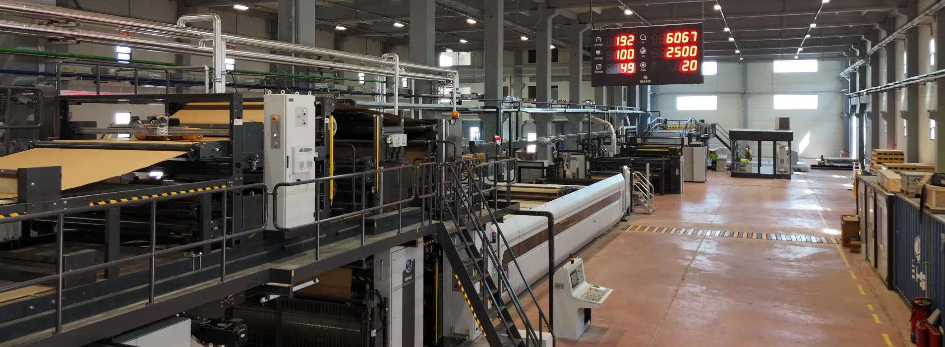 Corrugator dry end in a modern production hall